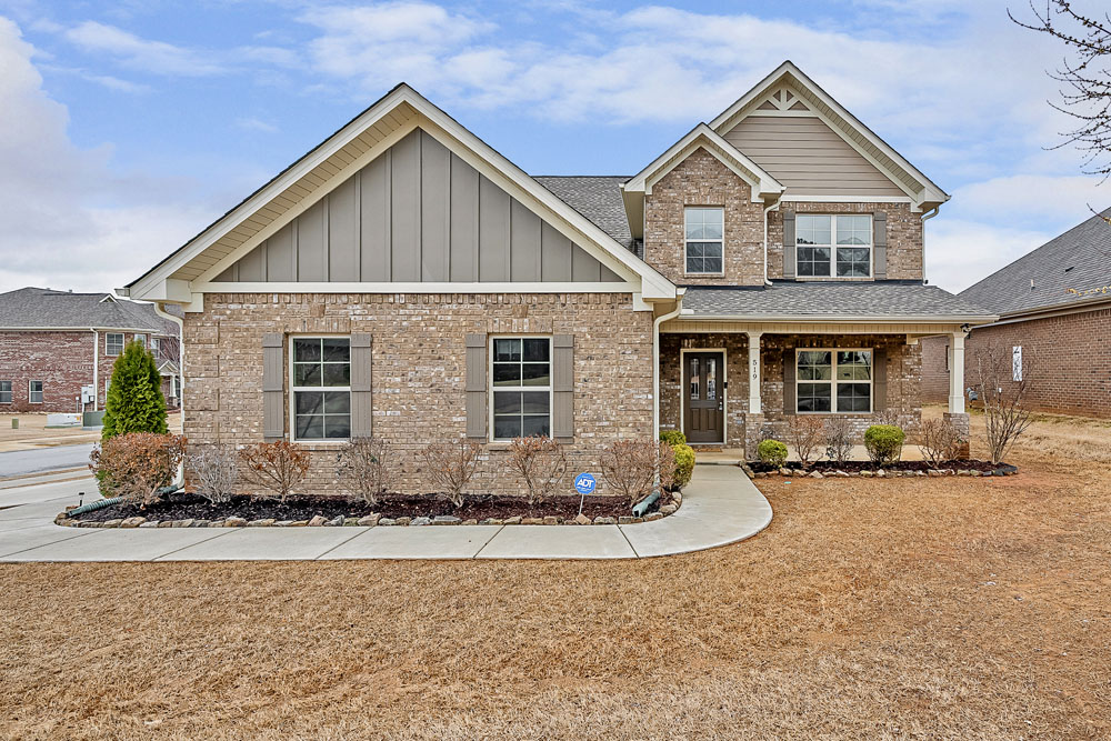 Gorgeous 4 Bedroom Huntsville Home with Open Floor Plan!