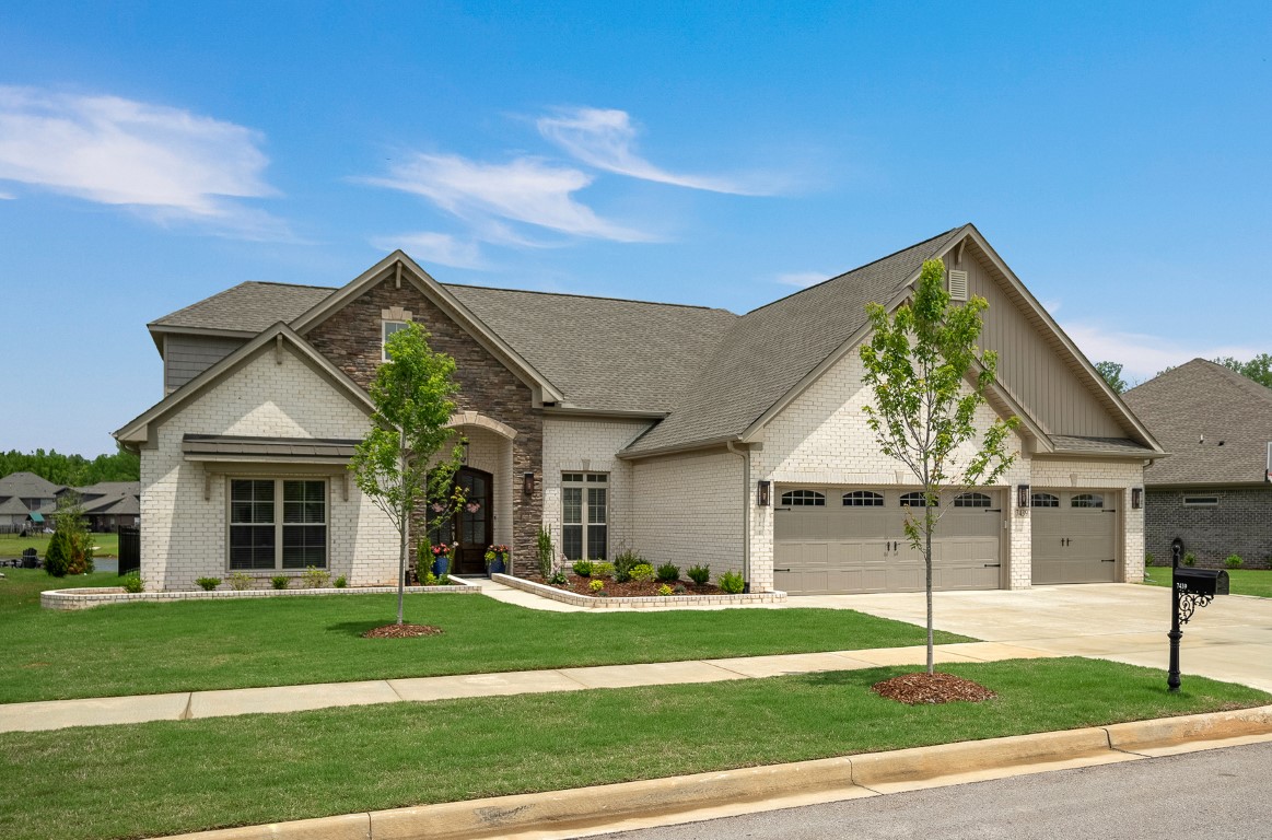 7439 Flint Crossing Circle: Gorgeous Flint Crossing Home on a Fenced Lake Lot!